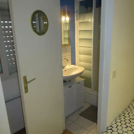 Biak Bat Apartment *